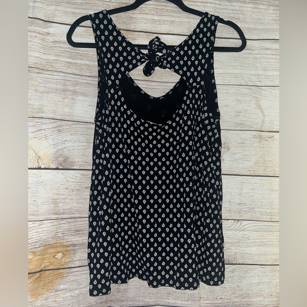 🤎3/$10 Old Navy Black and White Floral Tank Top Size Medium - Picture 3 of 7